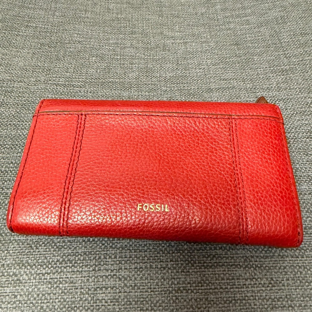 Fossil Red Pebbled Leather Bifold Wallet Snap Closure Gold Tone‎ Hardware